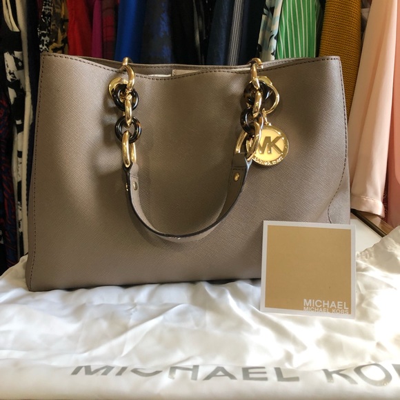 Michael Kors Handbags - 💥Last Chance!💥Michael Kors - Cynthia satchel